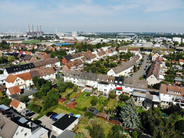 Fernblick VFL Stadion VW Wolfsburg / Hellwinkel Reihenmittelhaus **possiel makes it possible** Reihenmittelhaus WOB Hellwinkel /teilsaniert/ruhige Lage