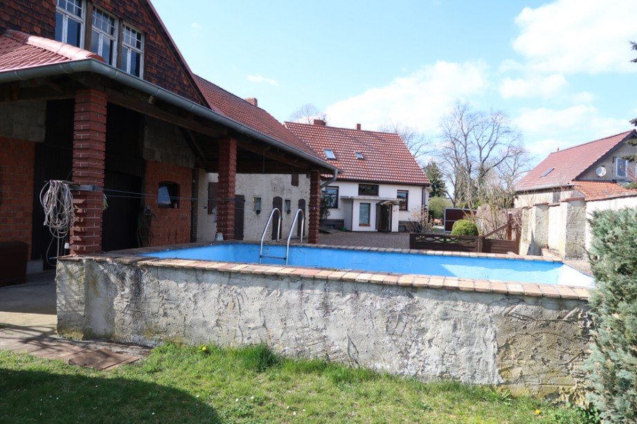 Massiver Pool Haus R�tzlingen