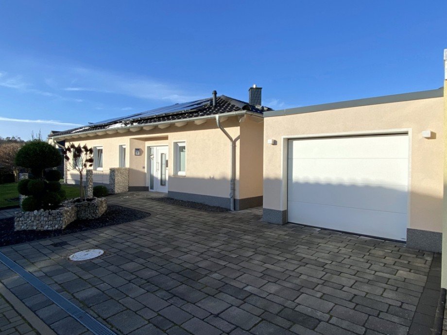 Haus Front mit Garage Bungalow Danndorf