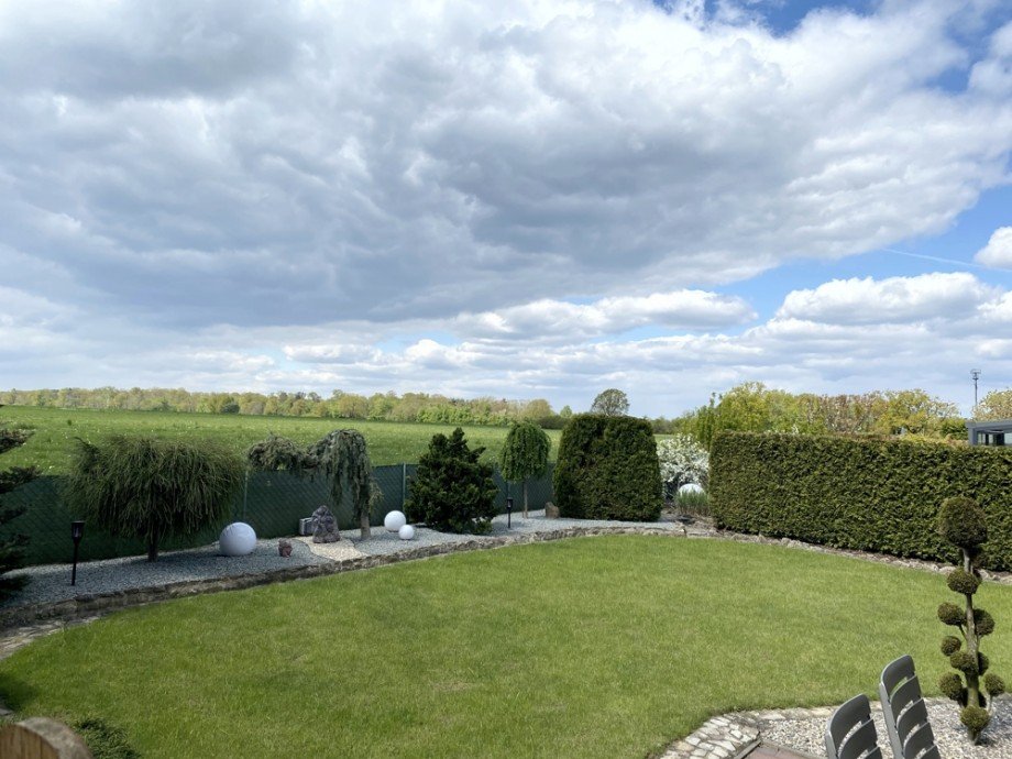 Garten re Blick Feld Mehrfamilienhaus Danndorf