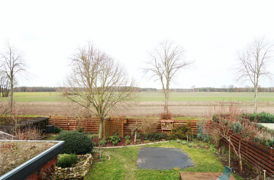 Blick Garten Feldmark Einfamilienhaus R�hen OT Eischott