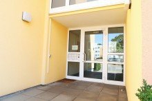Eingang Geb�ude **possiel makes it possible** Bruttorendite ca. 5% / Erdgeschoss / Barrierefrei / Terrasse mit Garten!
