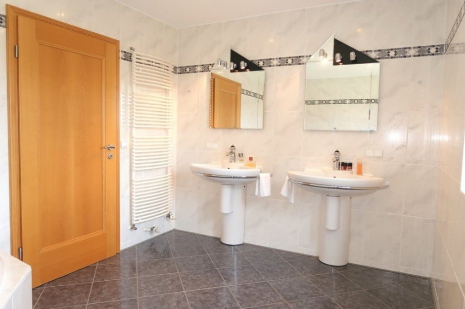 Bad mit Eckwanne1 Haus Meinersen