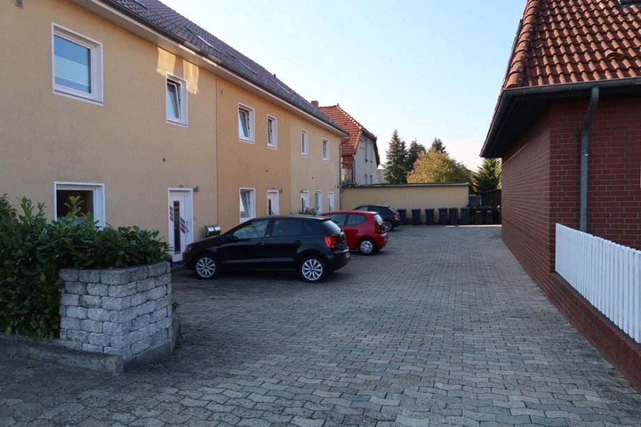 Hofeinfahrt / Parkfl�che Mehrfamilienhaus Wolfsburg