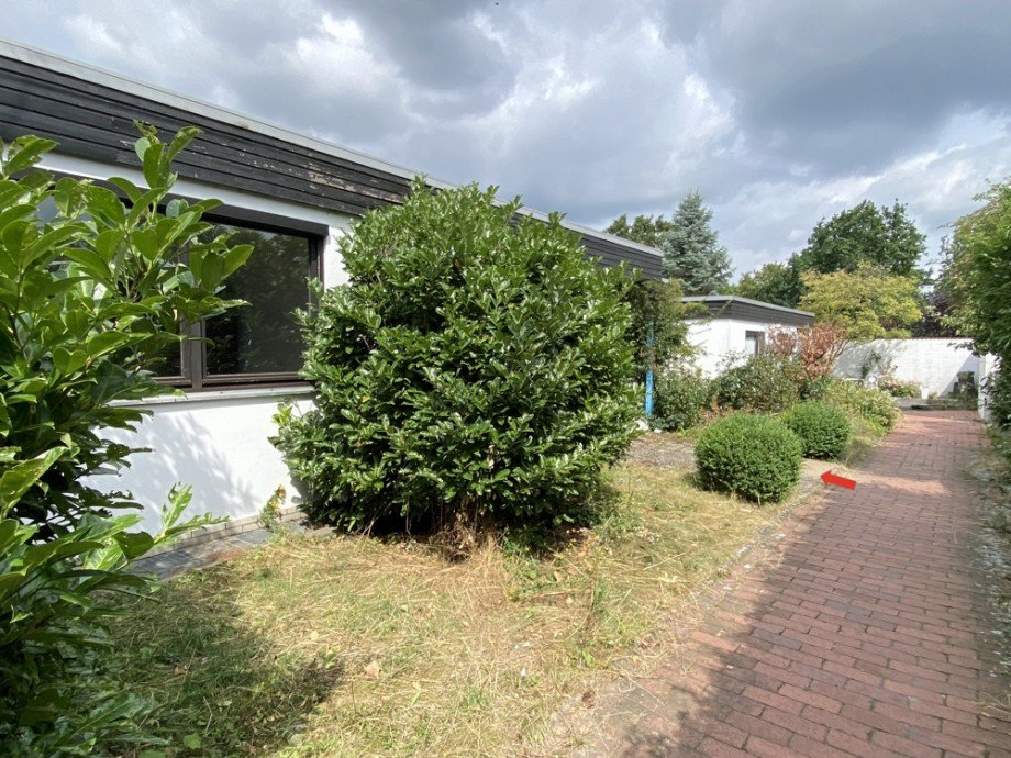 Gehweg zum Bungalow Reihenhaus Wolfsburg / Detmerode