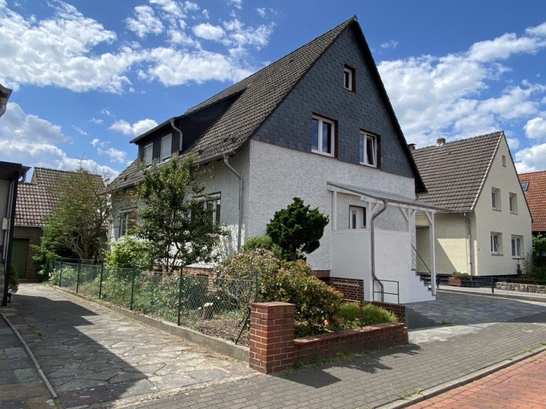 Hausansicht S�dost Wolfsburg / Vorsfelde Zweifamilienhaus **possiel makes it possible** SANIERTES Zweifamilienhaus in Vorsfelde S�d + Baugrundst�ck