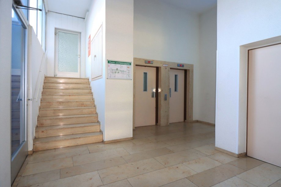 Treppenhaus und Fahrst�hle Etagenwohnung Wolfsburg