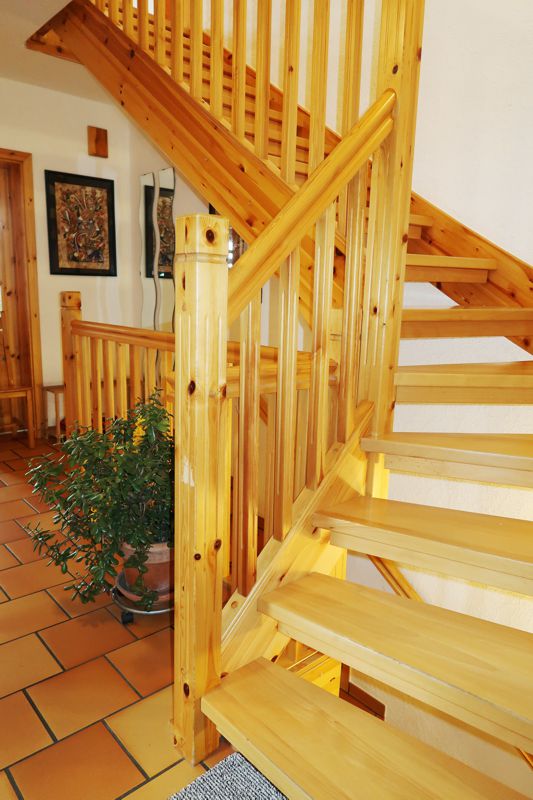 Treppe zum Dachgeschoss Einfamilienhaus R�hen OT Eischott