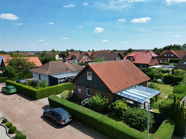 Luftbildaufnahme Wolfsburg Einfamilienhaus **possiel makes it possible** Gepflegtes Einfamilienhaus Neindorf