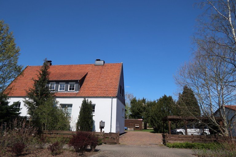 Ansicht S�den Hofeinfahrt Gifhorn Doppelhaush�lfte **possiel makes it possible** DHH mit gro�em Grundst�ck! Ruhig gelegen!Saniert Jahr 2004!