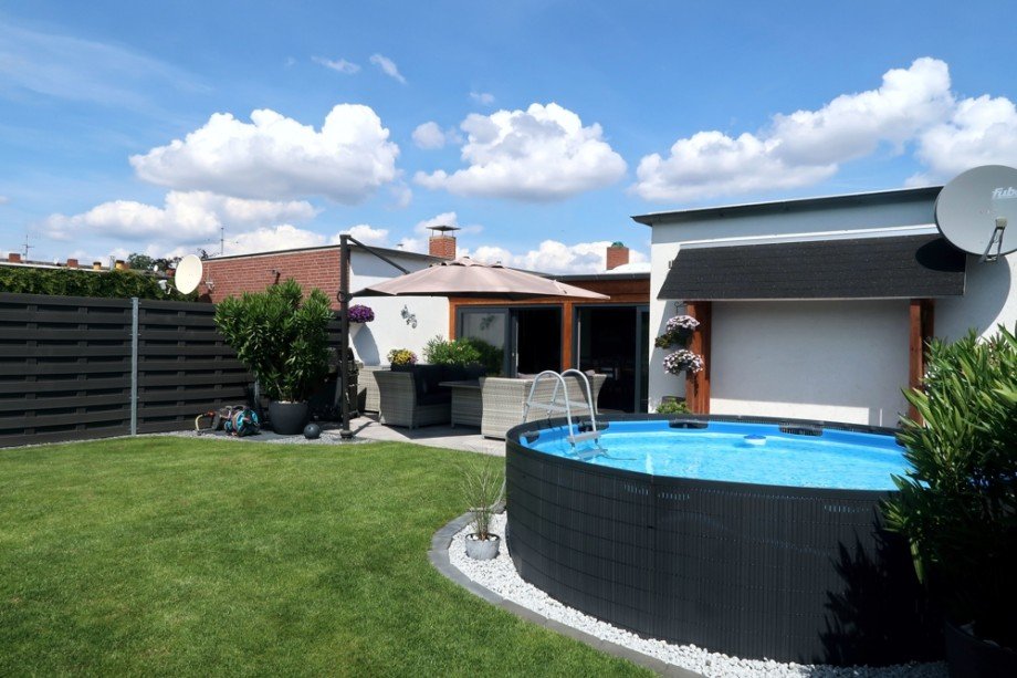 Blick Pool Terrasse Bungalow Wolfsburg / Vorsfelde
