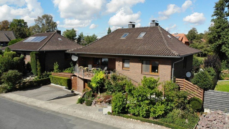 Ansicht S�dost Isenb�ttel Einfamilienhaus **possiel makes it possible** Gepflegtes Einfamilienhaus in ruhiger Lage von Isenb�ttel