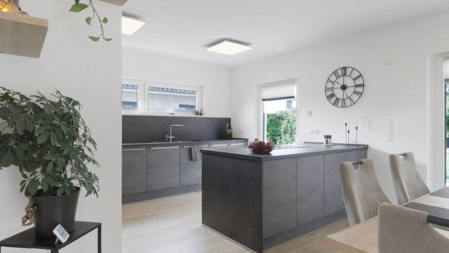 EG Blick Kochinsel Einfamilienhaus Gro� Tw�lpstedt
