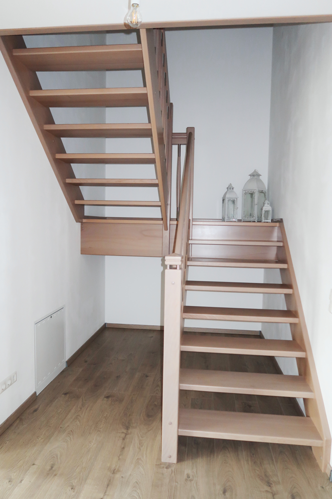Treppe zum OG Doppelhaush�lfte Sassenburg