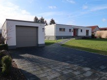 Ansicht mit Garage **possiel makes it possible** LAGE-GRUNDST�CK! ZU HAUSE IST ES AM SCH�NSTEN! BUNGALOW!