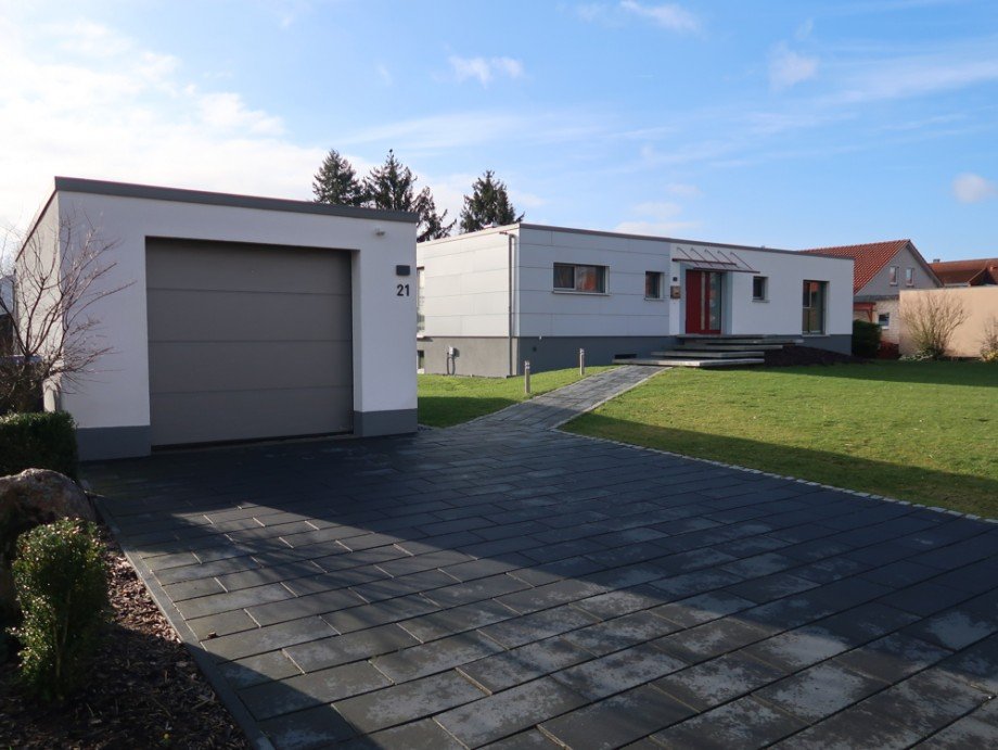 Ansicht mit Garage Bungalow Wolfsburg / S�lfeld
