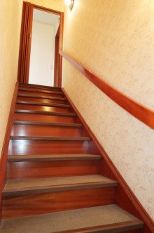 Treppe zum OG **possiel makes it possible** Fr�hlingserwachen! Familienfreundliches Haus sucht Sie!