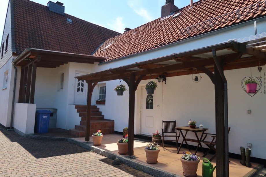 2. Hauseingang mit �berdachter Terrasse Doppelhaush�lfte Gifhorn
