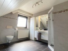 Bad mit Fenster **possiel makes it possible** Einziehen Wohlf�hlen. Charmantes Haus sucht neue Bindung!