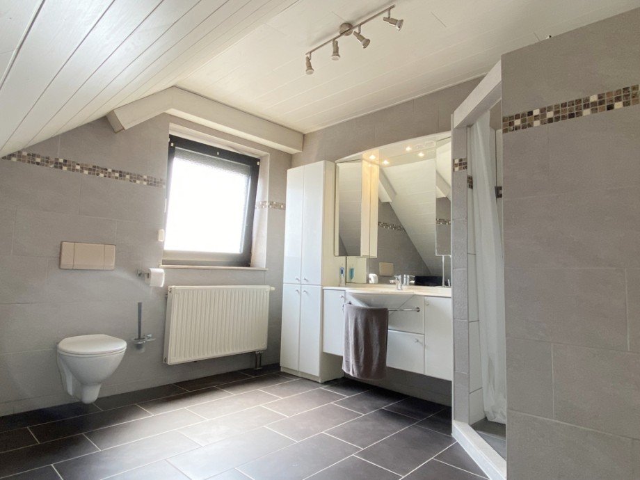 Bad mit Fenster Einfamilienhaus Meine / Bechtsb�ttel
