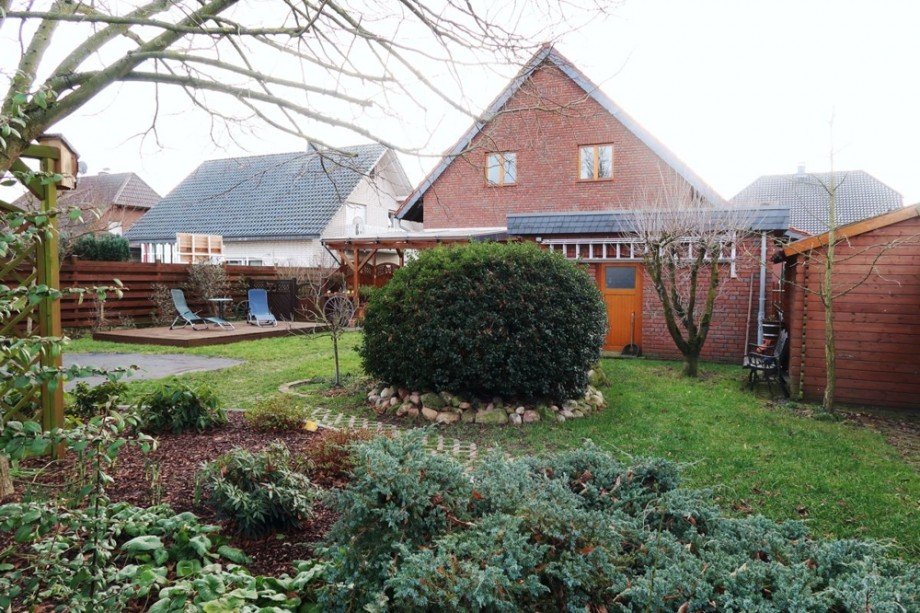 Blick Garten Einfamilienhaus R�hen OT Eischott