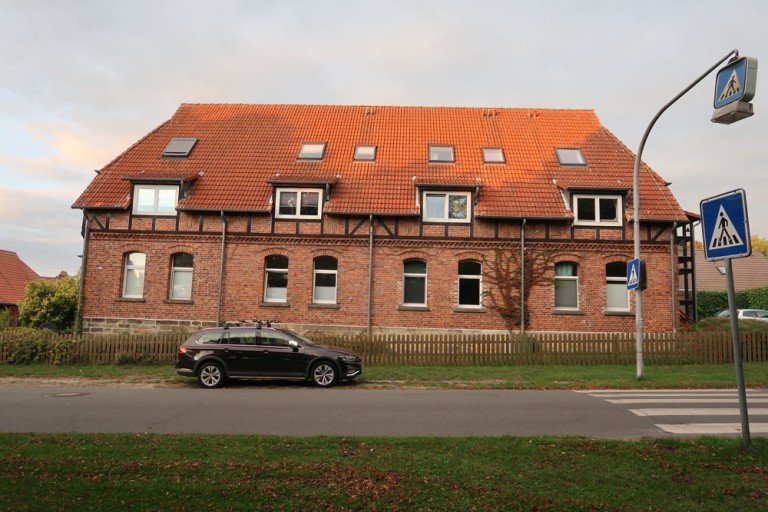 Willkommen Wolfsburg / Neuhaus Erdgeschosswohnung **possiel makes it possible** Einzimmerwohnung im Erdgeschoss eines sanierten Bauernhauses!