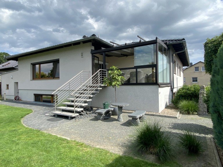 Ansicht Gartenseite S�dwest R�hen Bungalow **possiel makes it possible** SANIERTER BUNGALOW 157 m� Hochparterre + 133 m� Souterrain Wohnen