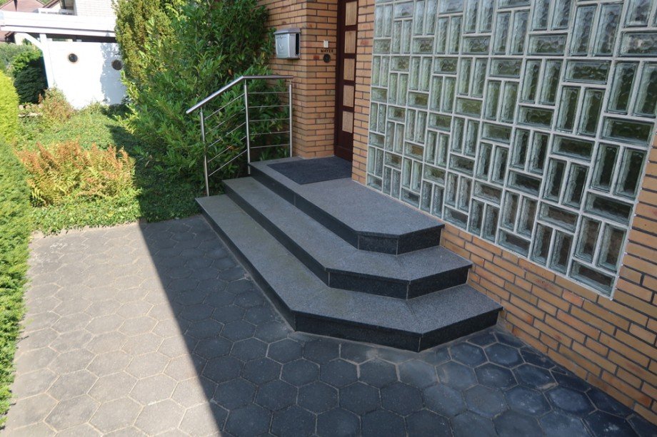 Granittreppe mit ALU-Handlauf Einfamilienhaus Wolfsburg / Tiergartenbreite